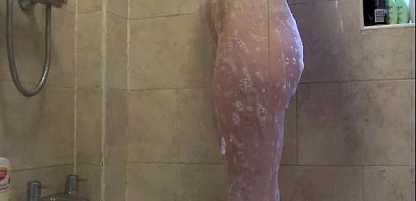  Jessica Lo plays in shower